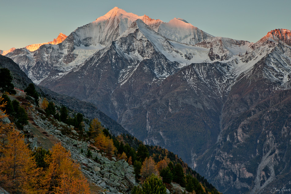Schneebedeckter Berggipfel Alpenglow Herbst Wallis Schweiz – Jan Geerk Fotograf Basel