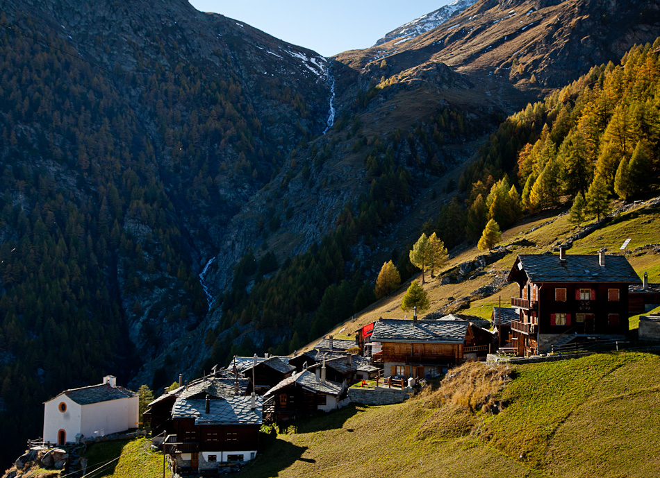 Grächens Alpendorf Herbst Sonnenlicht Wallis Schweiz – Jan Geerk Fotograf Basel