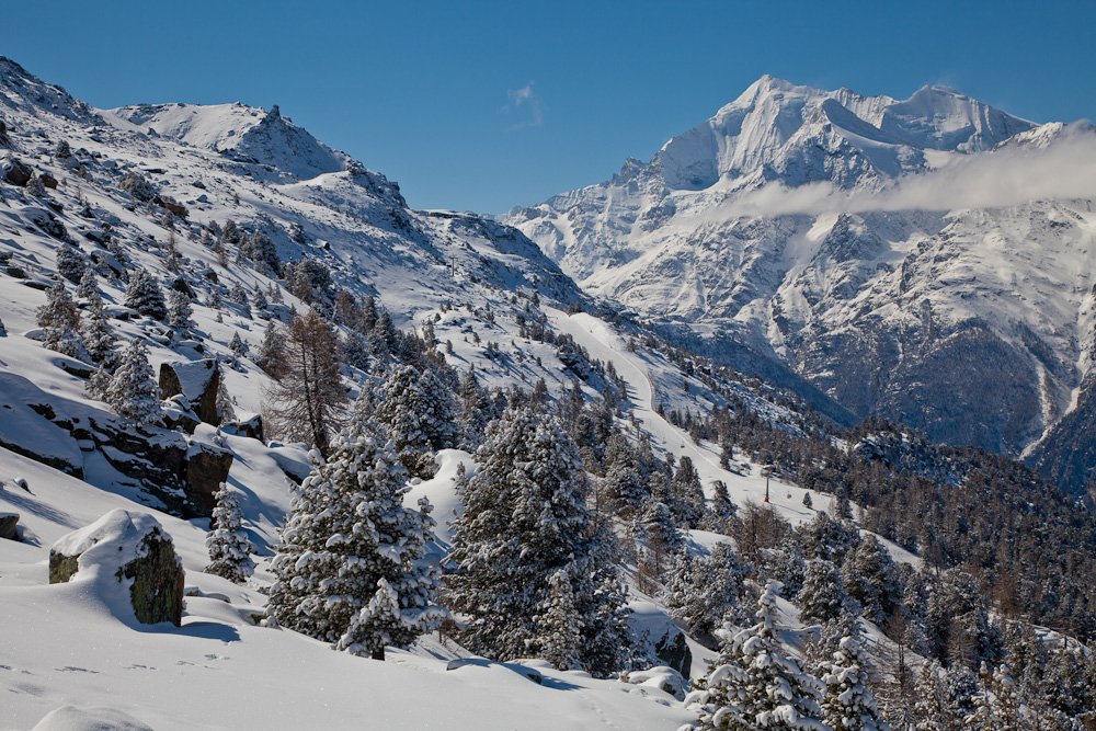 Graechen Winterlandschaft Schneebedeckte Berge Lärchen Wallis Schweiz Jan Geerk Fotograf Basel