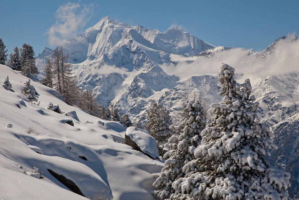 Schneebedeckte Berglandschaft mit Lärchenwald Grächen Wallis Winter Schweiz Jan Geerk Fotograf Basel