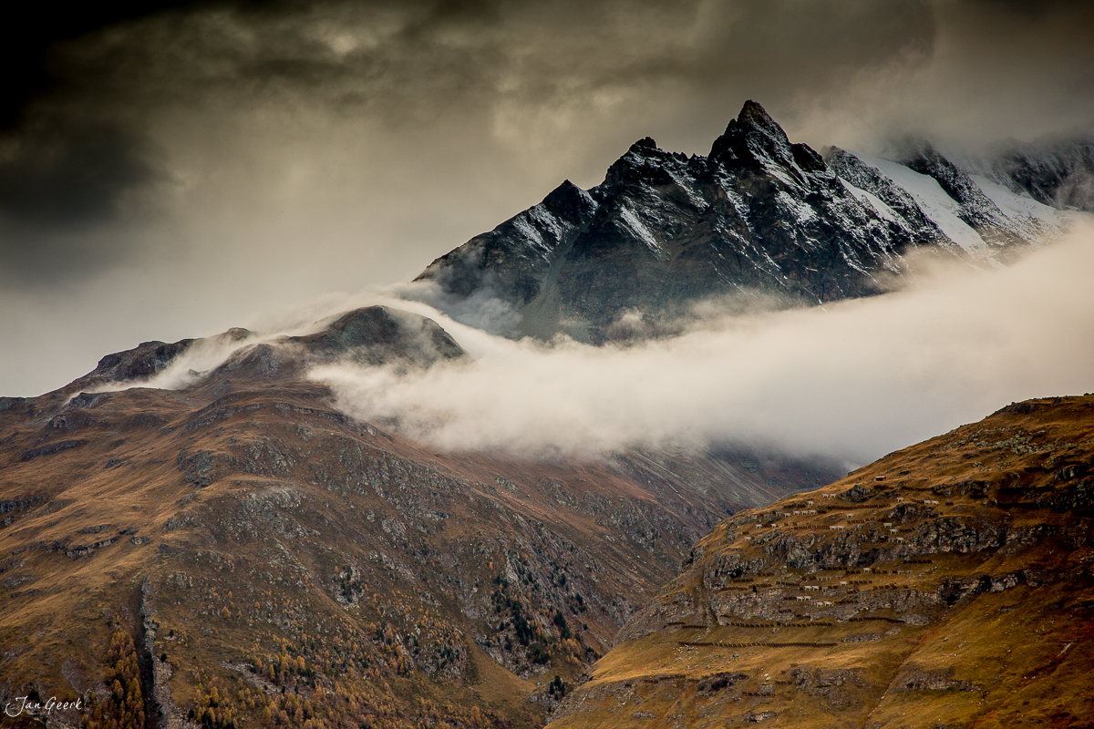 Schneebedeckte Bergspitzen über Nebelmeer am Matterhorn Zermatt Herbst Wallis Schweiz – Jan Geerk Fotograf Basel