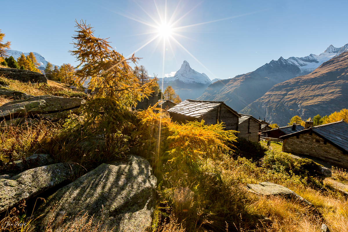 Herbstliche Berghütten bei Zermatt mit goldenem Lärchenwald und Matterhorn in der Sonne Wallis Schweiz – Jan Geerk Fotograf Basel