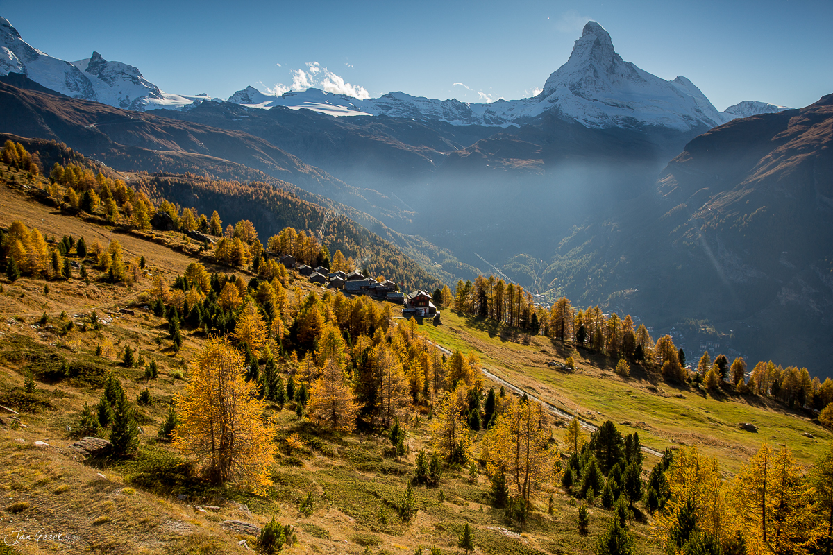 Herbstliche Berglandschaft mit Lärchen und Matterhorn im Hintergrund, Zermatt, Schweiz – Jan Geerk Fotograf Basel