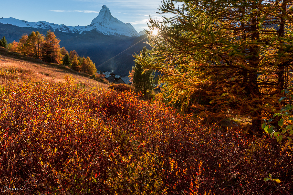 Herbstliche Berglandschaft mit Lärchen am Riffelberg, Matterhorn im Hintergrund, goldenes Herbstlicht, Wallis Schweiz – Jan Geerk Fotograf Basel
