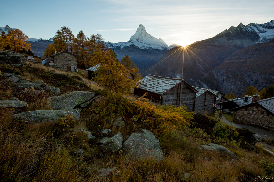 Herbstliche Berglandschaft Zermatt mit Matterhorn Blick Alpenhütten Schweiz Jan Geerk Fotograf Basel
