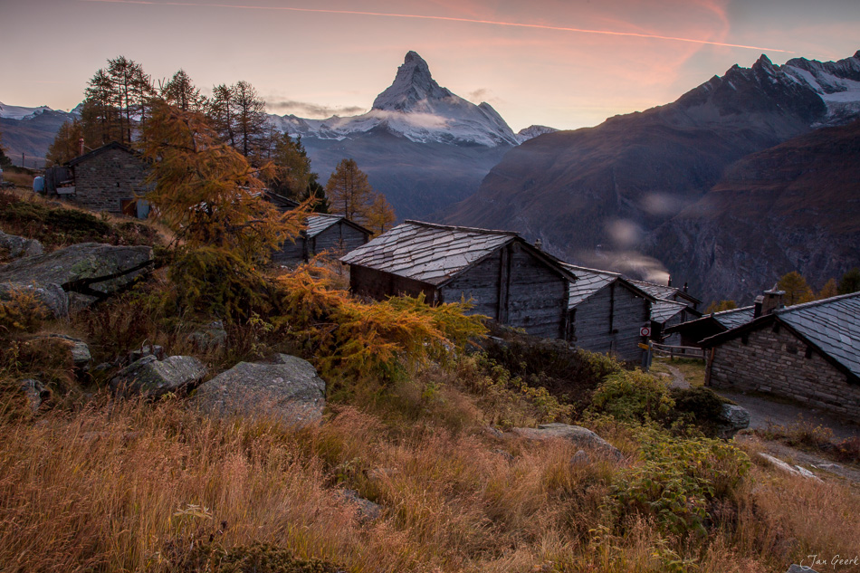 Alphütten und Lärchen bei Horu mit Matterhorn im Herbst, Wallis Schweiz – Jan Geerk Fotograf Basel