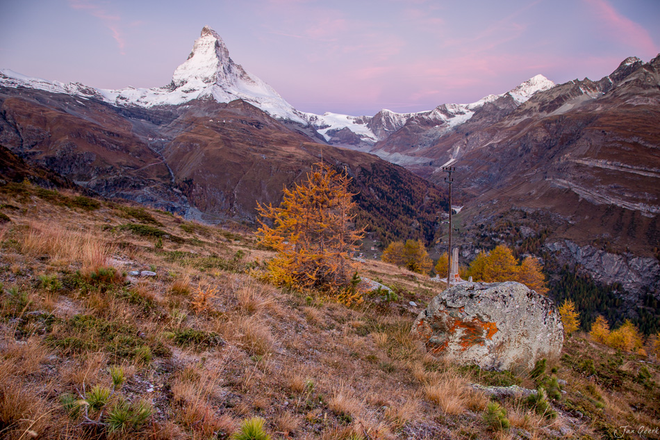 Matterhorn mit Herbstlärchen und alpiner Berglandschaft bei Sonnenuntergang Zermatt Schweiz Jan Geerk Fotograf Basel