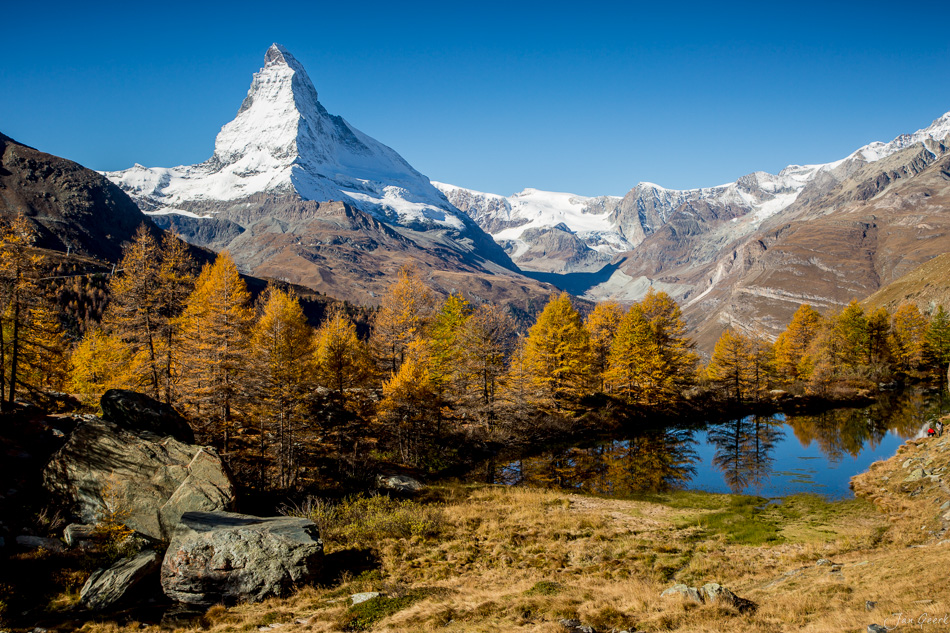 Matterhorn mit goldenem Lärchenwald und Bergsee im Herbst, Zermatt Wallis Schweiz – Jan Geerk Fotograf Basel