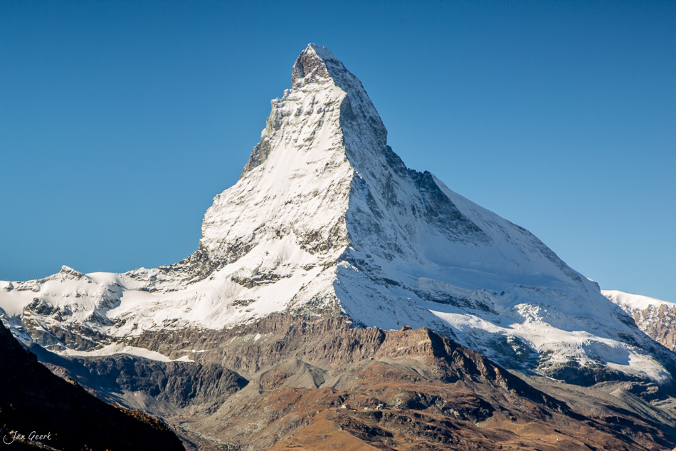 Matterhorn schneebedeckt unter blauem Himmel, Berglandschaft Zermatt Wallis Schweiz – Jan Geerk Fotograf Basel