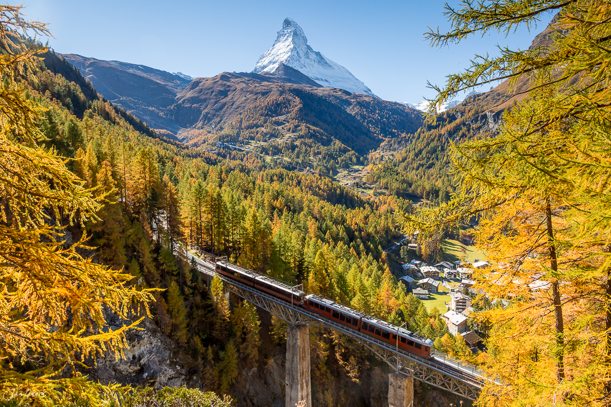 Zahnradbahn und Matterhorn im Herbst bei Zermatt Wallis Schweiz Jan Geerk Fotograf Basel