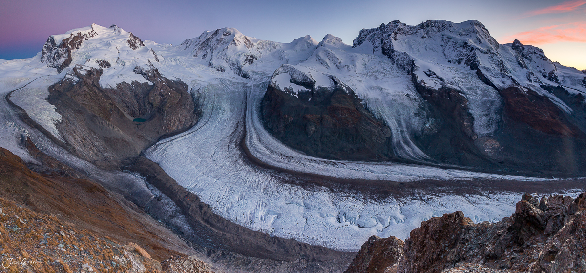Gründjesee Gletscher mit verschneiten Bergen bei Sonnenaufgang im Wallis, Schweiz – Jan Geerk Fotograf Basel