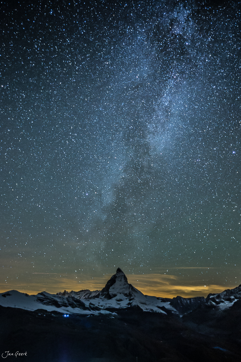 Milchstrasse über dem Matterhorn bei Nacht, schneebedeckte Alpengipfel, Sternenhimmel im Wallis, Schweiz – Jan Geerk Fotograf Basel