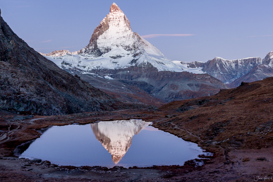 Matterhorn Spiegelung im Riffelsee bei Sonnenaufgang, schneebedeckter Gipfel, Wallis Schweiz – Jan Geerk Fotograf Basel