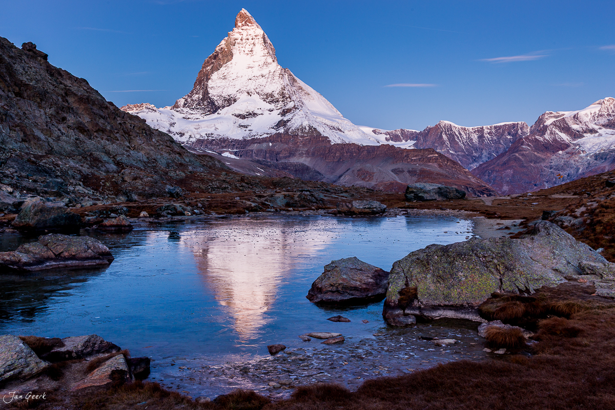 Spiegelung des verschneiten Matterhorns in alpinem Bergsee, Zermatt, Winter in den Schweizer Alpen – Jan Geerk Fotograf Basel