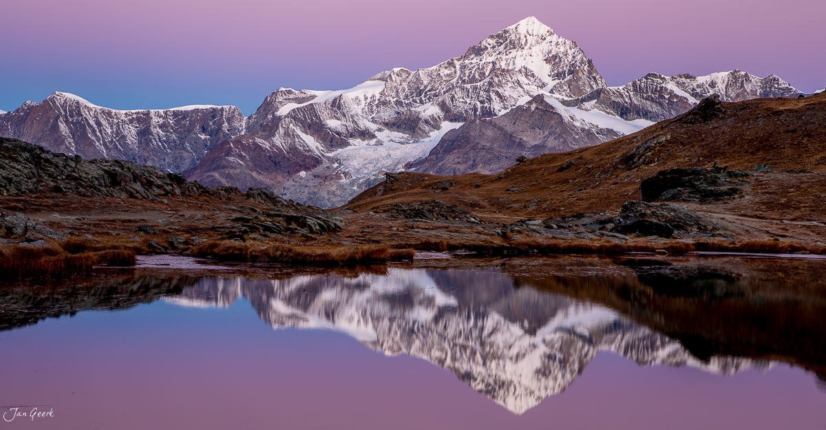 Schneebedecktes Matterhorn spiegelt sich in alpinem See am Riffelsee Zermatt, violette Dämmerungsstimmung Schweiz Jan Geerk Fotograf Basel