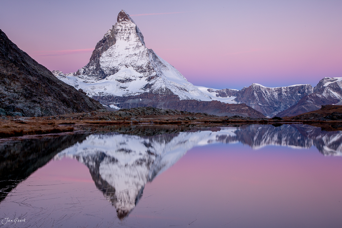 Schneebedecktes Matterhorn mit perfekter Spiegelung im Riffelsee bei Sonnenaufgang, Wallis Schweiz – Jan Geerk Fotograf Basel