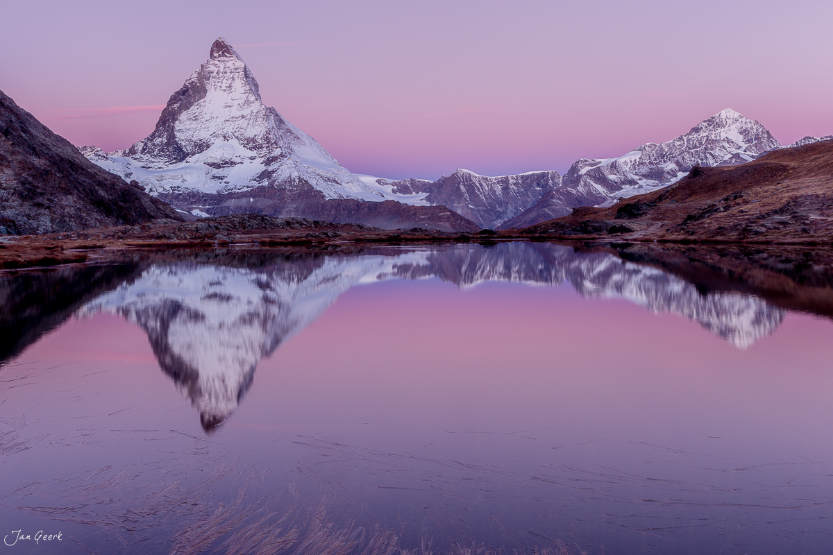 Matterhorn Spiegelung im Riffelsee bei Sonnenaufgang, schneebedeckte Berglandschaft Wallis Schweiz – Jan Geerk Fotograf Basel