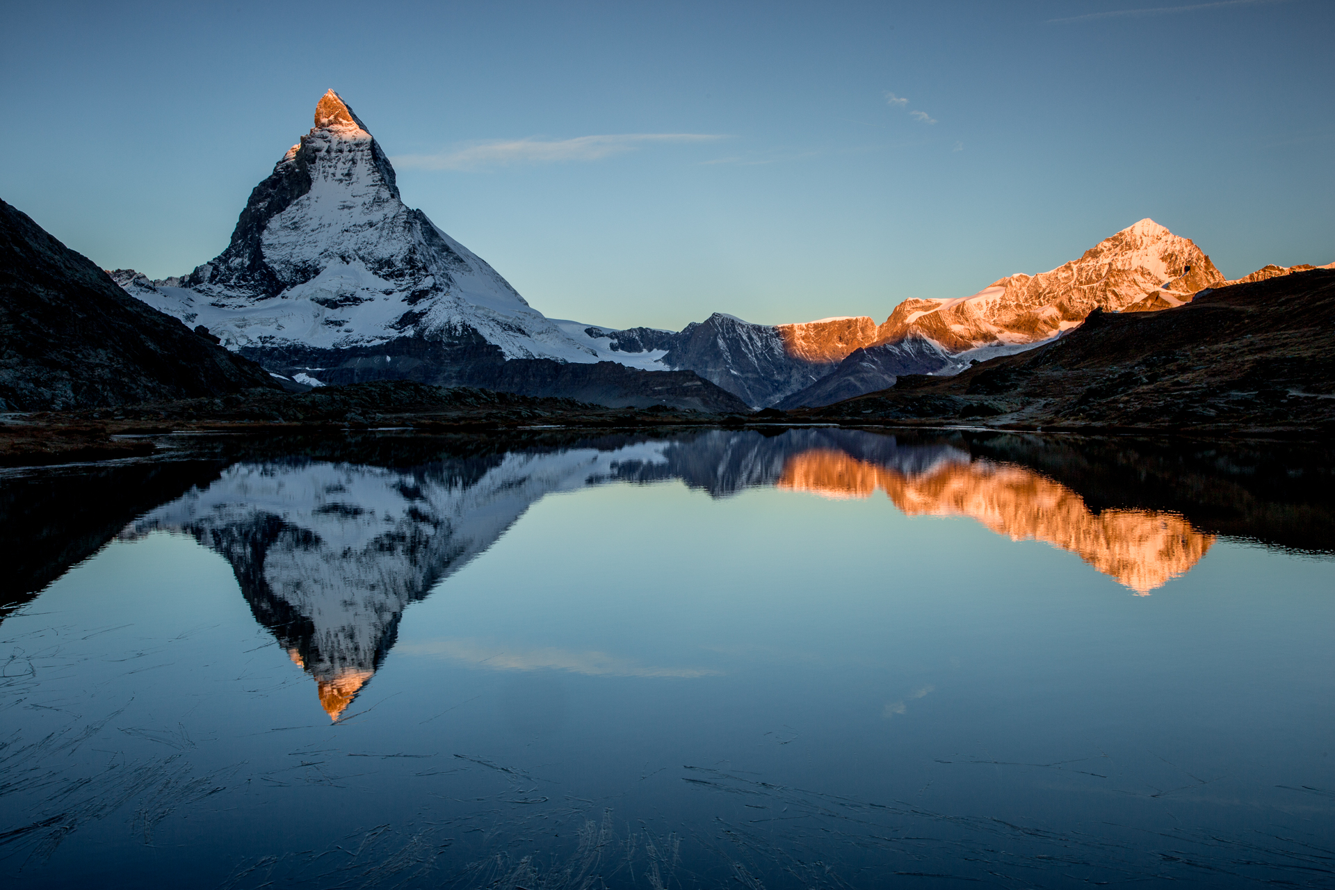 Matterhorn Spiegelung im Riffelsee bei Sonnenaufgang, verschneite Berglandschaft Wallis Schweiz – Jan Geerk Fotograf Basel