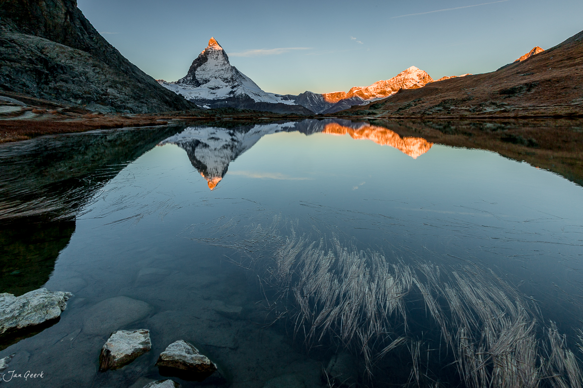 Spiegelnde Berglandschaft mit schneebedecktem Matterhorn am Riffelsee bei Zermatt, Alpenglow Sonnenaufgang Wallis Schweiz – Jan Geerk Fotograf Basel