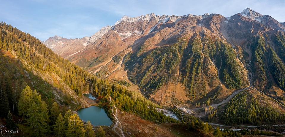 Alpental mit Schwarzsee, Lärchenwäldern und Bergen im Herbstlicht, Wallis Schweiz – Jan Geerk Fotograf Basel