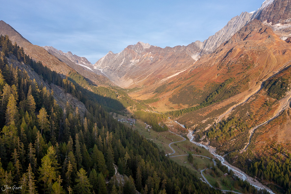 Alpental mit Fluss, Lärchenwald und schneebedeckten Bergen im Herbst Lötschental Wallis Schweiz – Jan Geerk Fotograf Basel