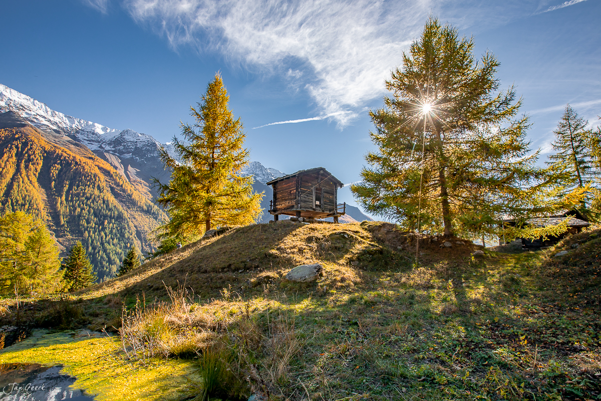 Almhütte auf Bergkuppe im Herbst Lötschental Wallis Schweiz Jan Geerk Fotograf Basel