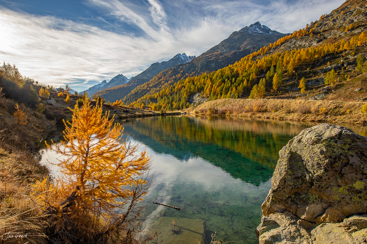Bergsee mit goldenen Lärchen im Herbst, Lötschental Wallis Schweiz – Jan Geerk Fotograf Basel