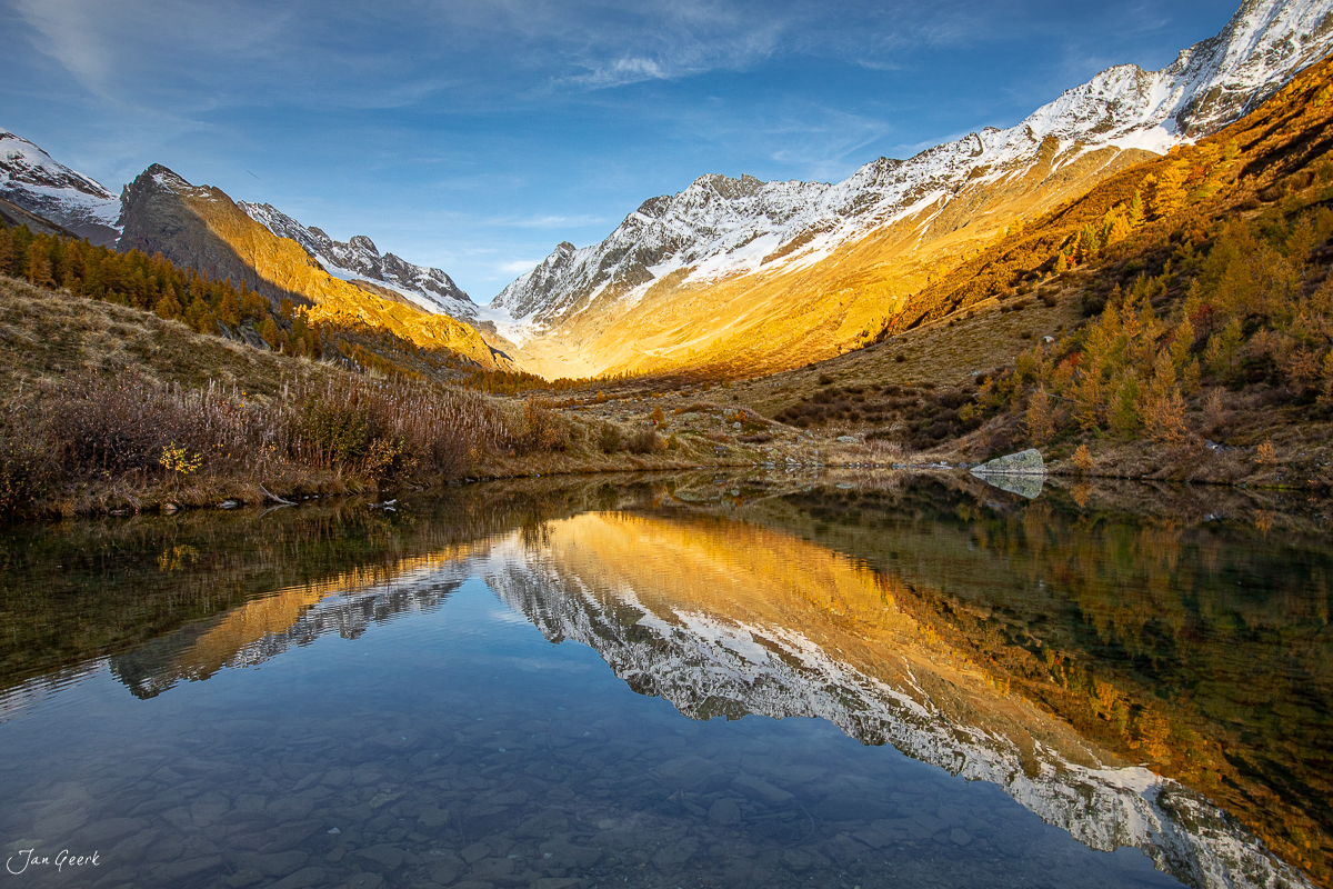 Spiegelnder Bergsee mit goldenen Lärchen im Herbst Lötschental Wallis Schweiz – Jan Geerk Fotograf Basel