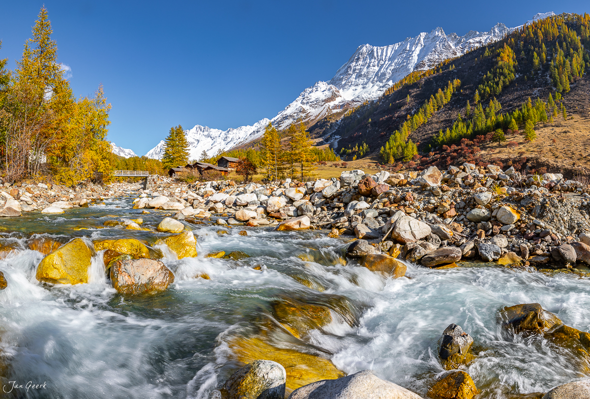 Gebirgsbach mit Lärchen im Herbst im Lötschental Wallis Schweiz von Fotograf Jan Geerk Basel