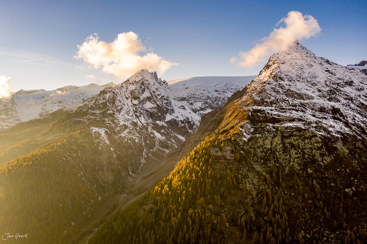 Schneebedeckte Berggipfel und Lärchenwälder im Lötschental während goldener Herbststimmung, Wallis Schweiz – Jan Geerk Fotograf Basel