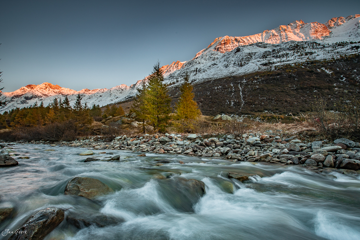 Bergbach im Lötschental mit schneebedeckten Alpen in Herbststimmung, Wallis Schweiz – Jan Geerk Fotograf Basel