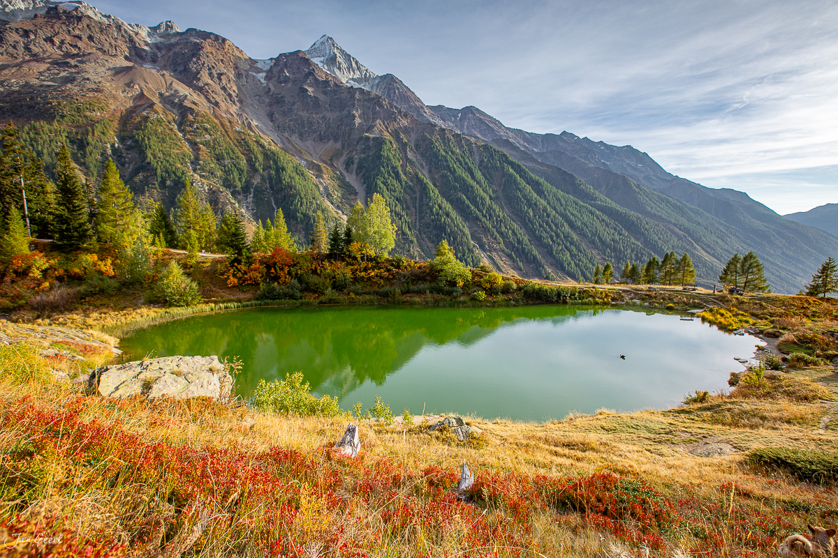 Schwarzsee Bergsee mit grünem Wasser, Herbstlandschaft im Lötschental Wallis Schweiz – Jan Geerk Fotograf Basel