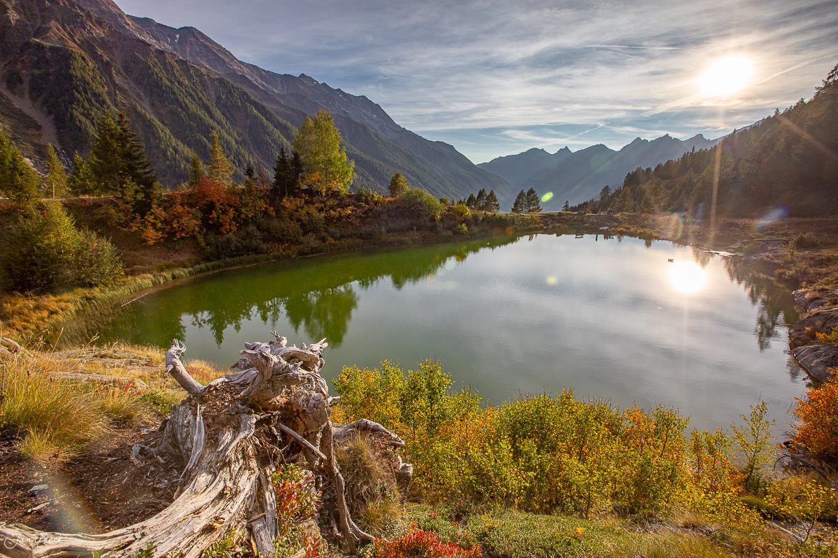 Schwarzsee im Herbst mit Bergpanorama, Lötschental Wallis Schweiz – Jan Geerk Fotograf Basel