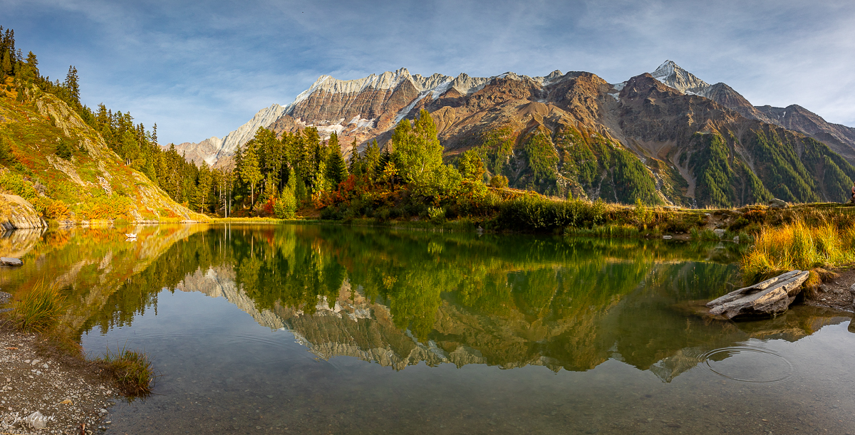 Bergsee mit Spiegelung und Bergpanorama im Herbst, Lötschental Wallis Schweiz – Jan Geerk Fotograf Basel