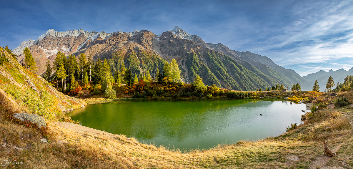 Schwarzsee im Lötschental mit schneebedecktem Bietschhorn, Herbstwald und Alpenpanorama – Jan Geerk Fotograf Basel Schweiz