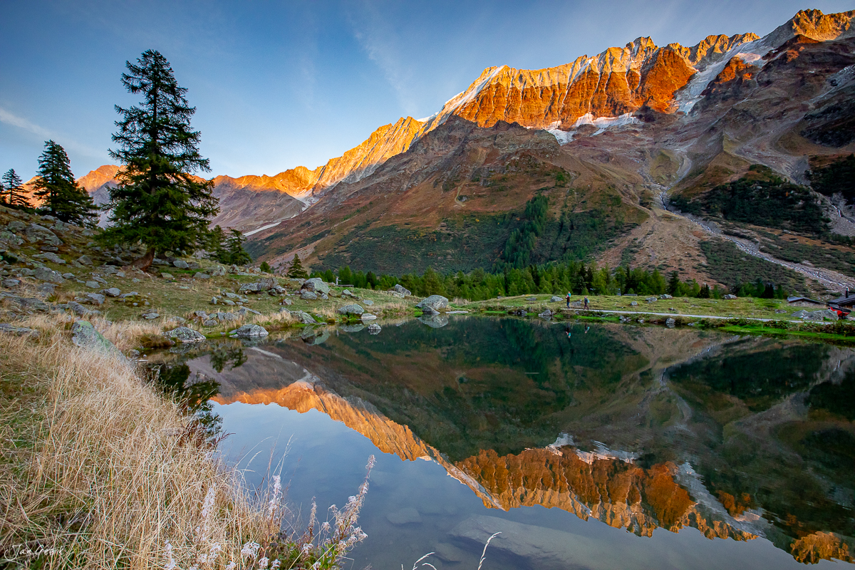 Bergsee Schwarzsee im Lötschental mit Bergspiegelung in goldener Herbststimmung Wallis Schweiz – Jan Geerk Fotograf Basel