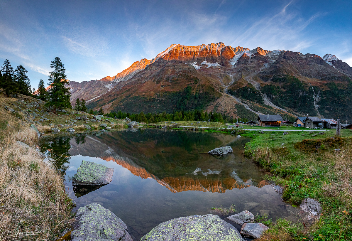 Schwarzsee Bergsee mit Spiegelung des Bietschhorn in Herbstlicht, Lötschental Wallis Schweiz – Jan Geerk Fotograf Basel
