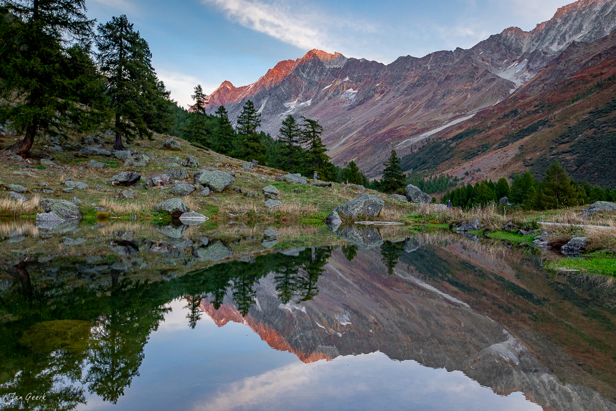 Bergsee mit Spiegelung und Bergpanorama im Schwarzsee Lötschental Wallis Schweiz – Jan Geerk Fotograf Basel
