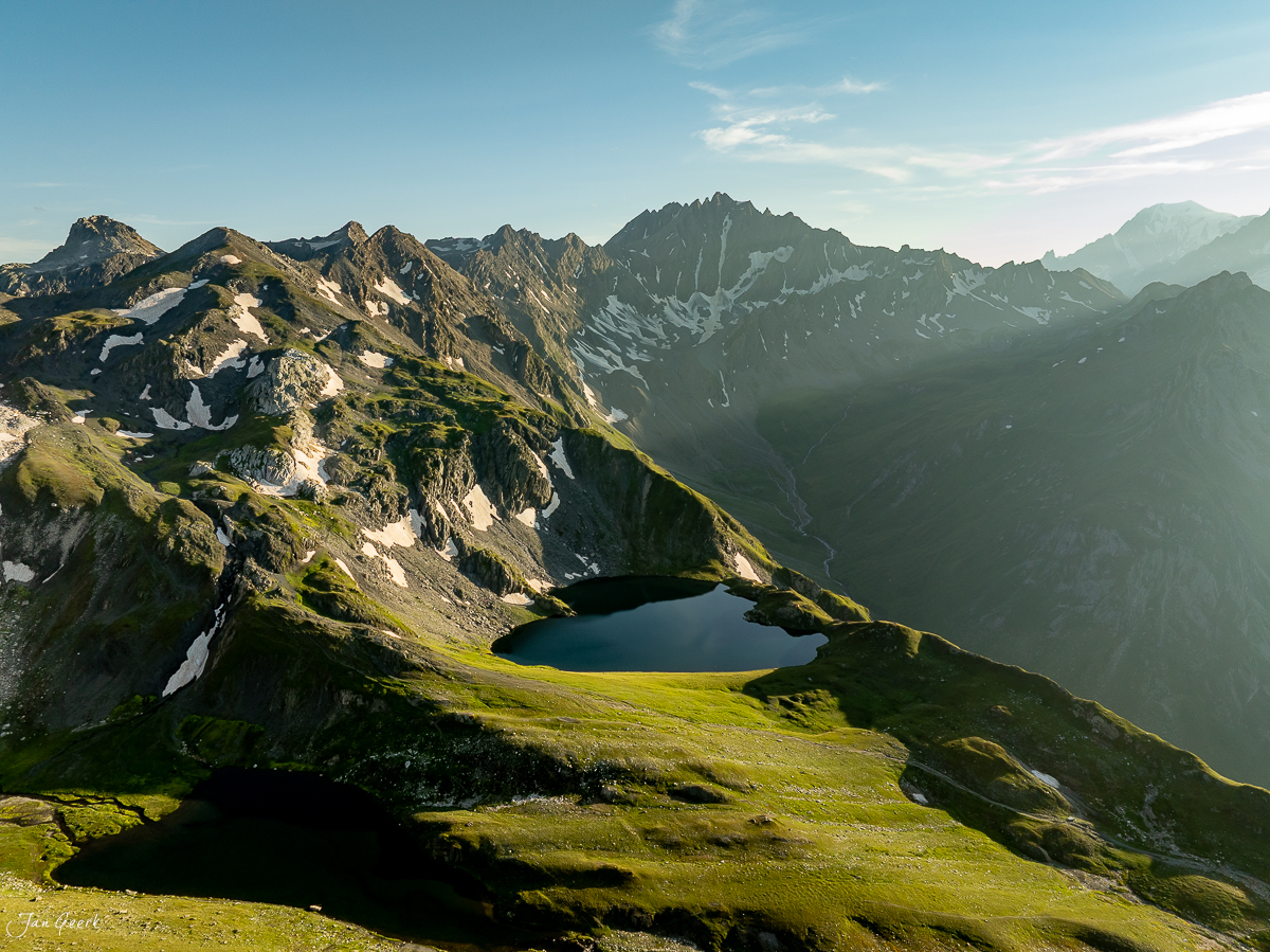 Bergsee in den Lacs de Fenetre mit Alpengipfeln, Sommerliche Hochalpine Luftaufnahme Wallis Schweiz – Jan Geerk Fotograf Basel