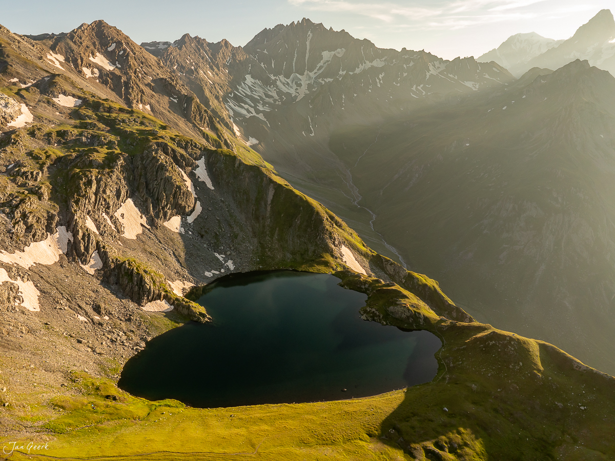 Bergsee Lacs de Fenetre mit Alpengipfeln im Sommerlicht, Wallis Schweiz – Jan Geerk Fotograf Basel