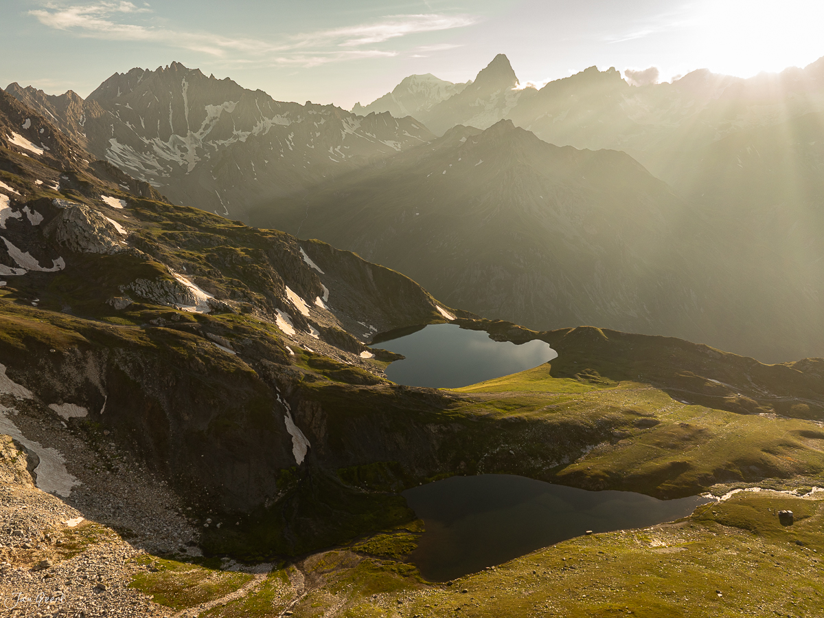 Bergseen in den Lacs de Fenetre mit Alpengipfeln im Kantlicht, Hochalpen Wallis Sommer, Schweiz – Jan Geerk Fotograf Basel