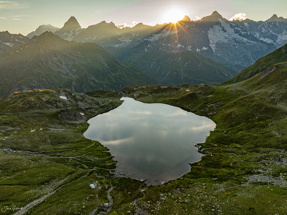 Bergsee mit Spiegelung in den Lacs de Fenetre, Alpenglühen bei Sonnenaufgang, Wallis Schweiz – Jan Geerk Fotograf Basel