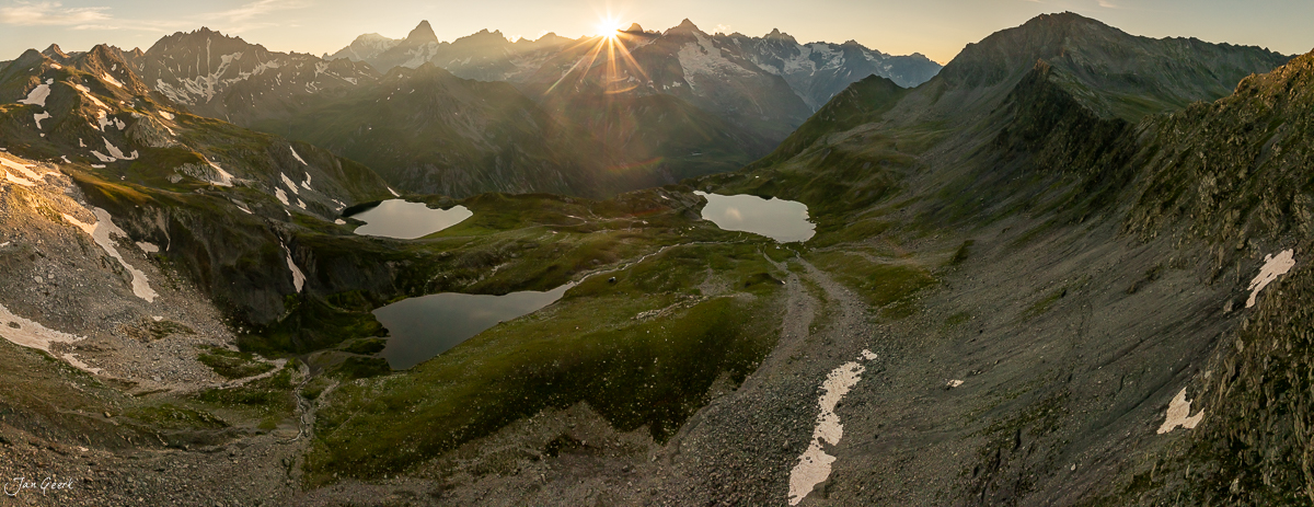 Alpine Bergseen in den Lacs de Fenetre mit Bergpanorama bei Sonnenaufgang im Wallis Schweiz Jan Geerk Fotograf Basel