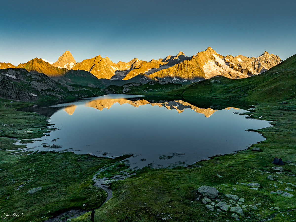 Bergsee mit Spiegelung golden beleuchteter Alpengipfel im Sommer, Lacs de Fenetre Wallis Schweiz – Jan Geerk Fotograf Basel