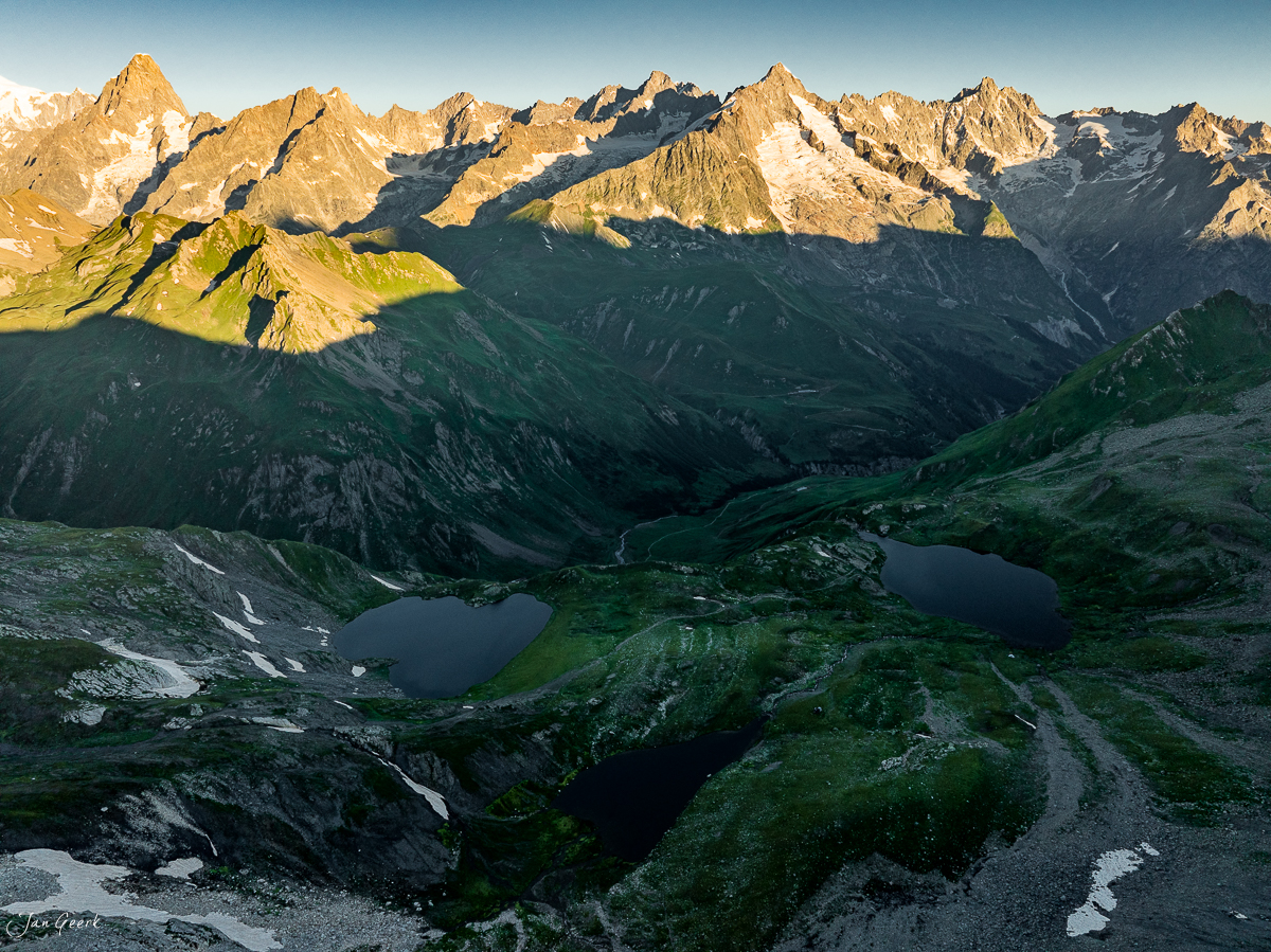 Bergsee mit Alpengipfeln im Kantlicht, Hochalpen Wallis Sommer, Schweiz – Jan Geerk Fotograf Basel