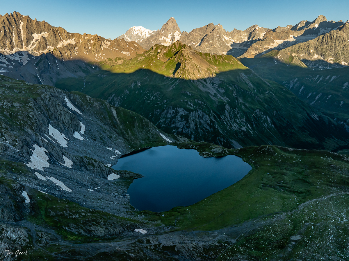 Alpiner Bergsee in den Lacs de Fenetre mit schneebedeckten Gipfeln, Hochalpen Wallis, Sommerlichtstimmung, Schweiz – Jan Geerk Fotograf Basel