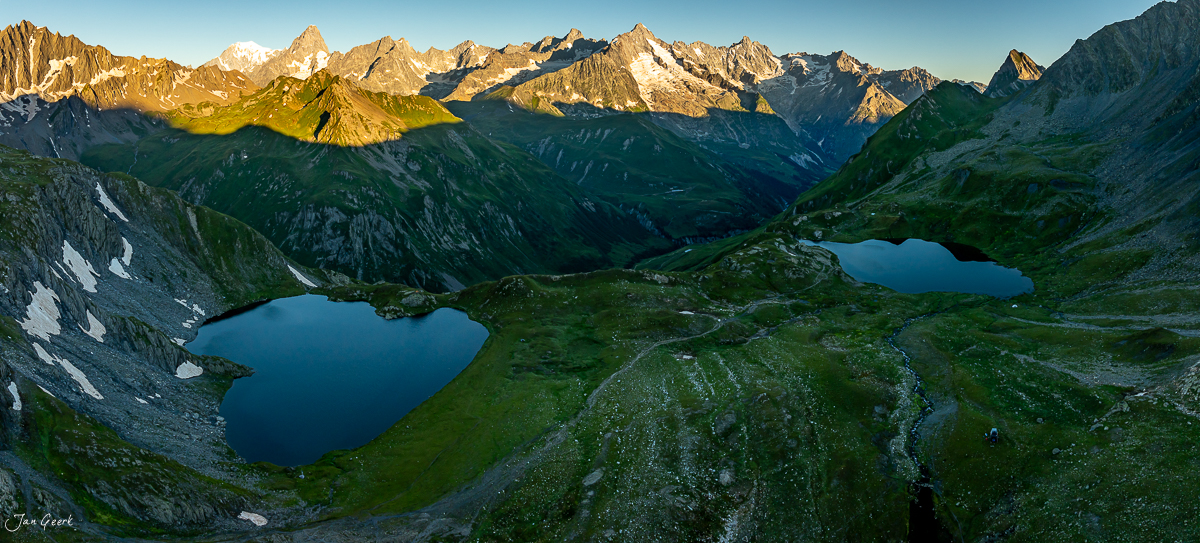 Bergsee Lacs de Fenetre in den Alpen mit Alpenglühen im Sommer, Wallis Schweiz – Jan Geerk Fotograf Basel