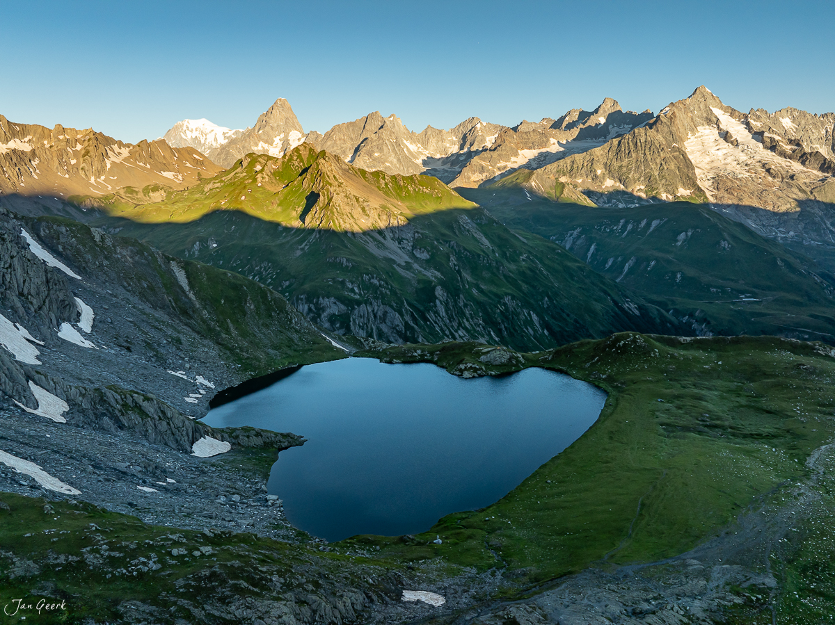 Bergsee Lacs de Fenêtre mit Alpengipfeln im Sonnenlicht, Wallis Schweiz – Jan Geerk Fotograf Basel
