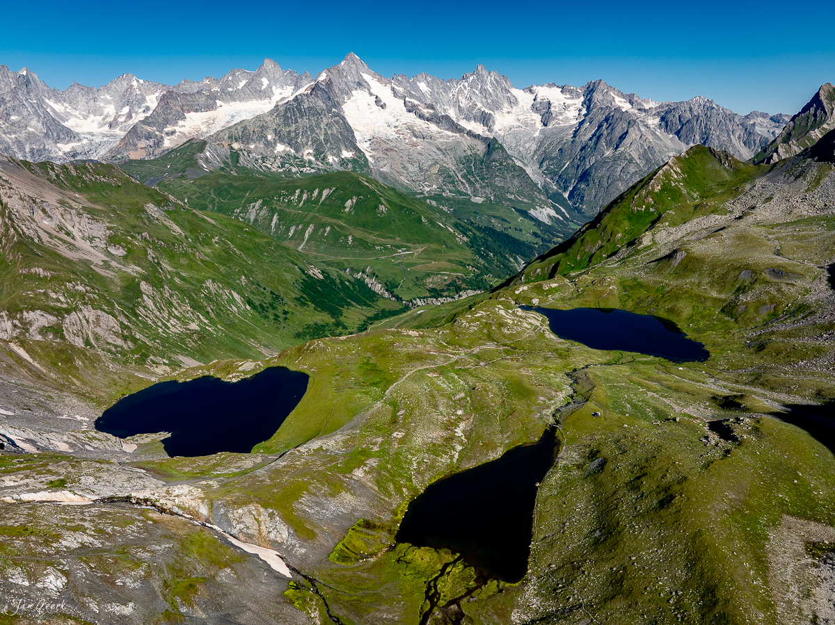 Bergseen und Alpenlandschaft Lacs de Fenetre mit verschneiten Gipfeln im Sommer Wallis Schweiz – Jan Geerk Fotograf Basel