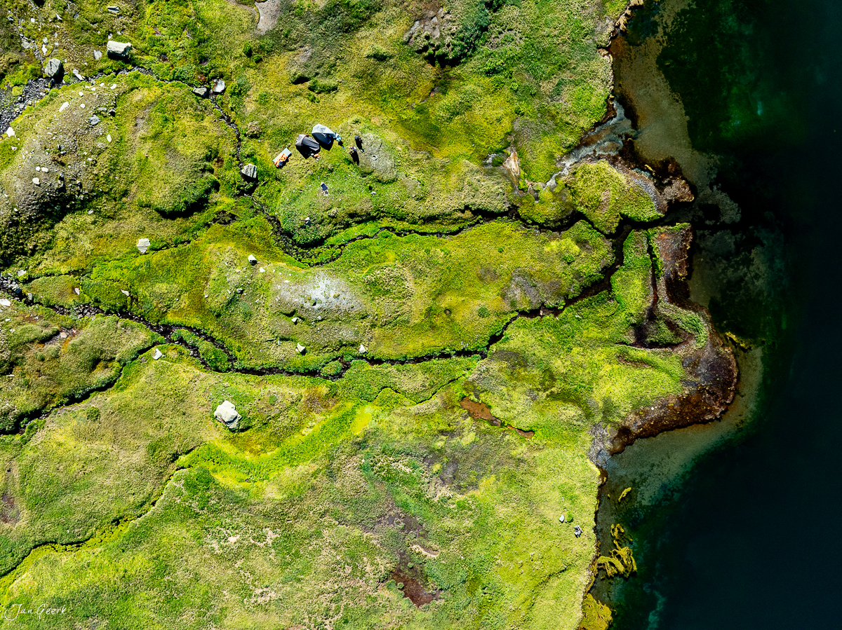 Luftaufnahme der moosbedeckten Felsklippen an den Lacs de Fenetre, Wallis, Sommertageslicht Schweiz – Jan Geerk Fotograf Basel